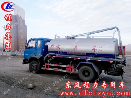 湖北程力集团东风专底吸粪车经过昆仑山