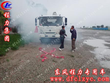 湖北程力东风天锦吸污车到达客户所在地