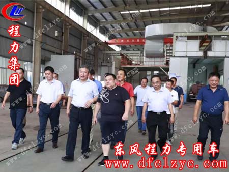程阿罗总经理（右三）、常务副总经理程国强（左一）陪同随州市副市长吴超明（左四）视察标准化油漆生产线车间现场