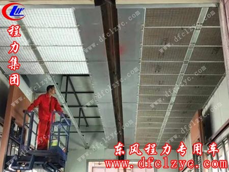 不顾烈日酷暑，工人在高温环境下抢抓时间更换油漆生产线车间的石棉滤网与活性炭吸尘吸污系统，为建设友好环境和蓝天绿水贡献出自己的一份热一份光