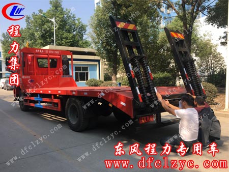 齐总亲自为爱车贴上临时牌照