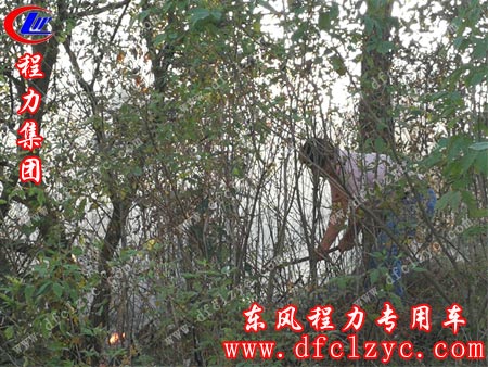 府河镇钰山村魏书记正在奋力救火