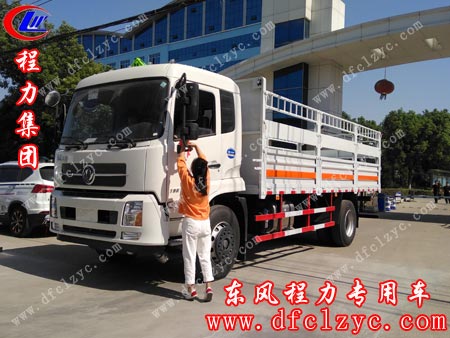 上图为湖北程力东风天锦气瓶车发车