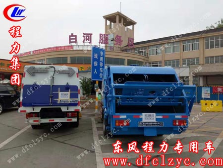福田扫路车和凯马压缩垃圾车一起驶往云南昭通