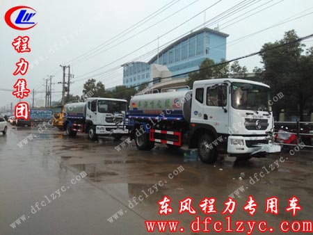 两台东风D9洒水车出厂图