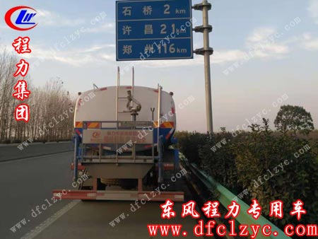 两台东风D9洒水车开往河北保定