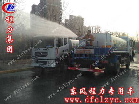 两台东风D9洒水车客户正在试车