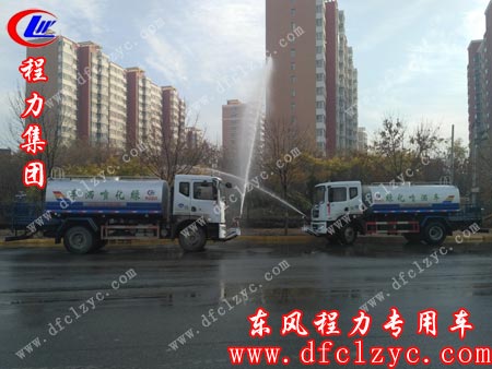 两台东风D9洒水车客户正在试车