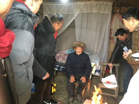 程力集团销售主管为退休老党员送去礼品和三百元慰问金