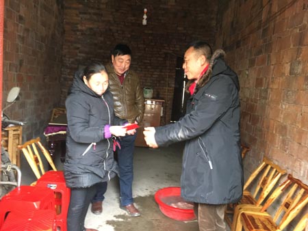 程力集团销售主管为贫困户送去礼品和三百元慰问金
