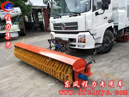 湖北程力集团扫路车前面加装除雪辊