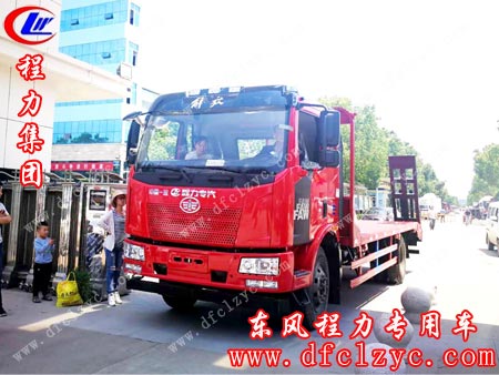 湖北程力生产的解放J6平板运输车
