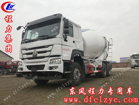 湖北程力集团重汽豪沃搅拌车左前侧