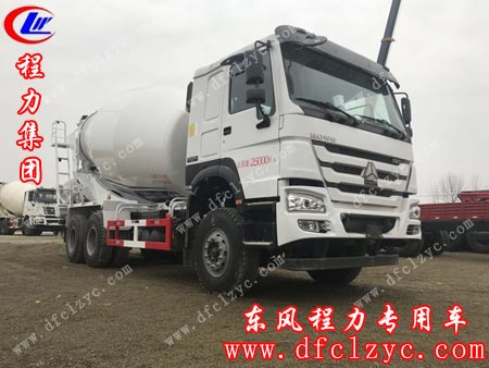 湖北程力集团重汽豪沃搅拌车右前侧
