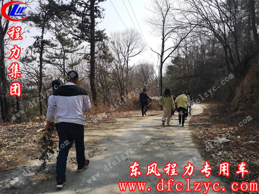 湖北程力员工徒步在山间小路