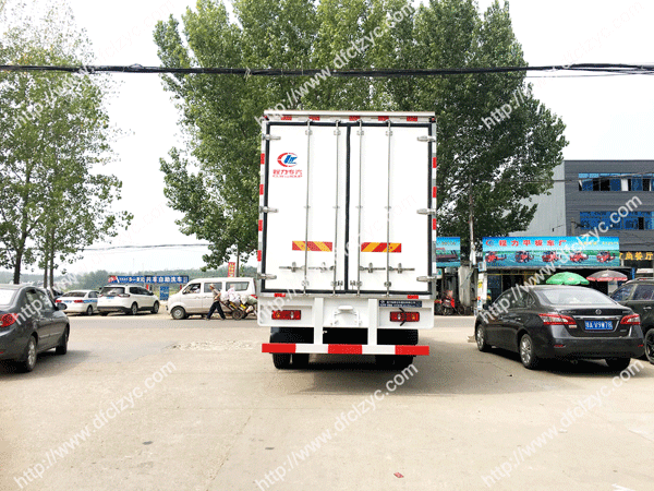 上图为湖北程力集团东风天锦冷藏车