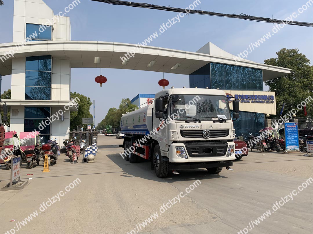 上图为湖北程力22吨后双桥洒水车