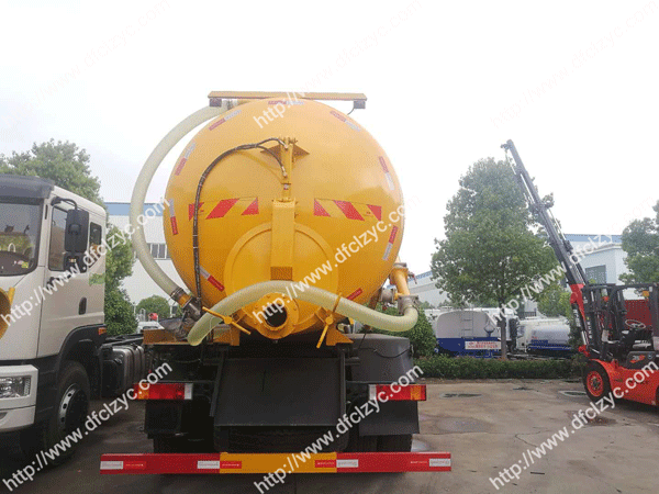 上图为湖北程力东风后双桥吸污车