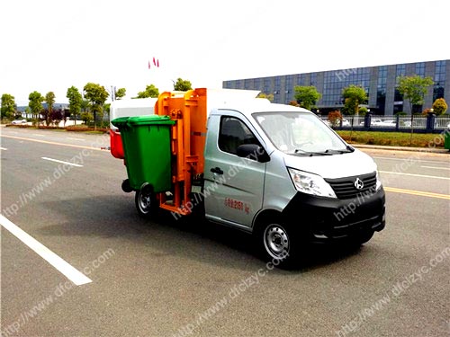 上图为湖北程力长安挂桶垃圾车