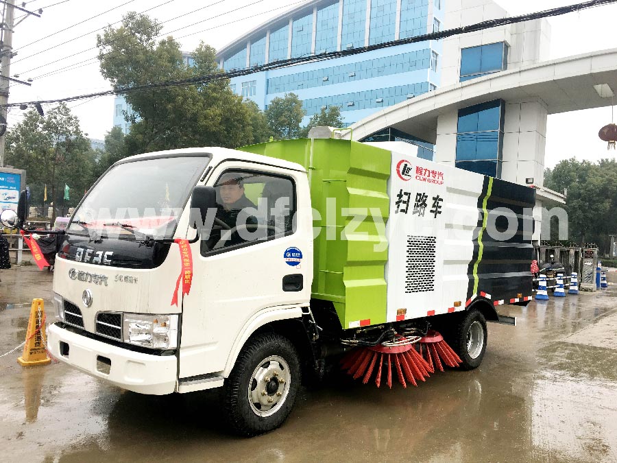 湖北程力集团生产的扫路车
