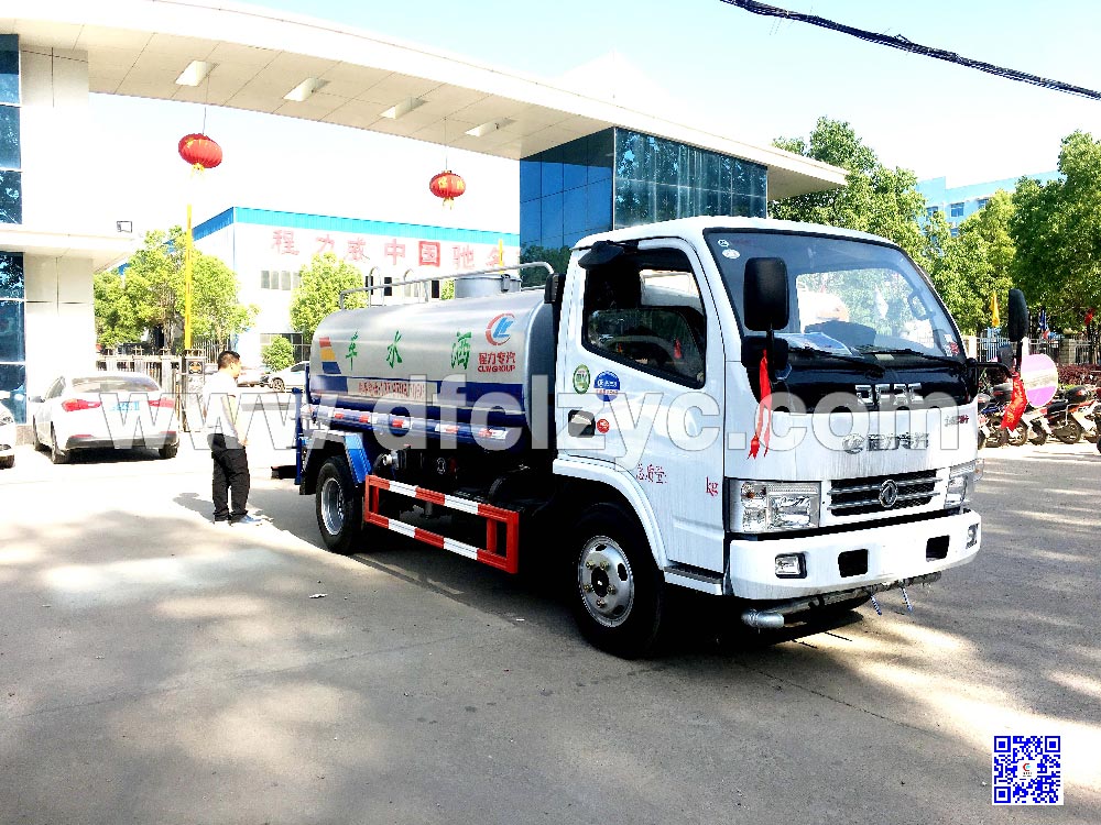 湖北程力集团生产的5吨多利卡洒水车