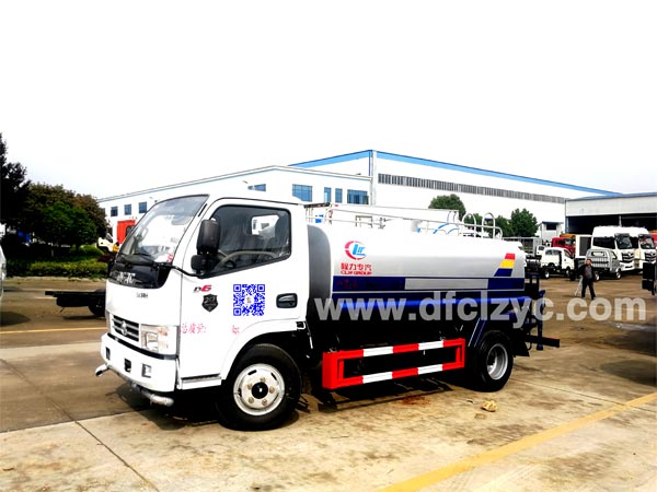 上图为湖北程力集团东风小多利卡洒水车