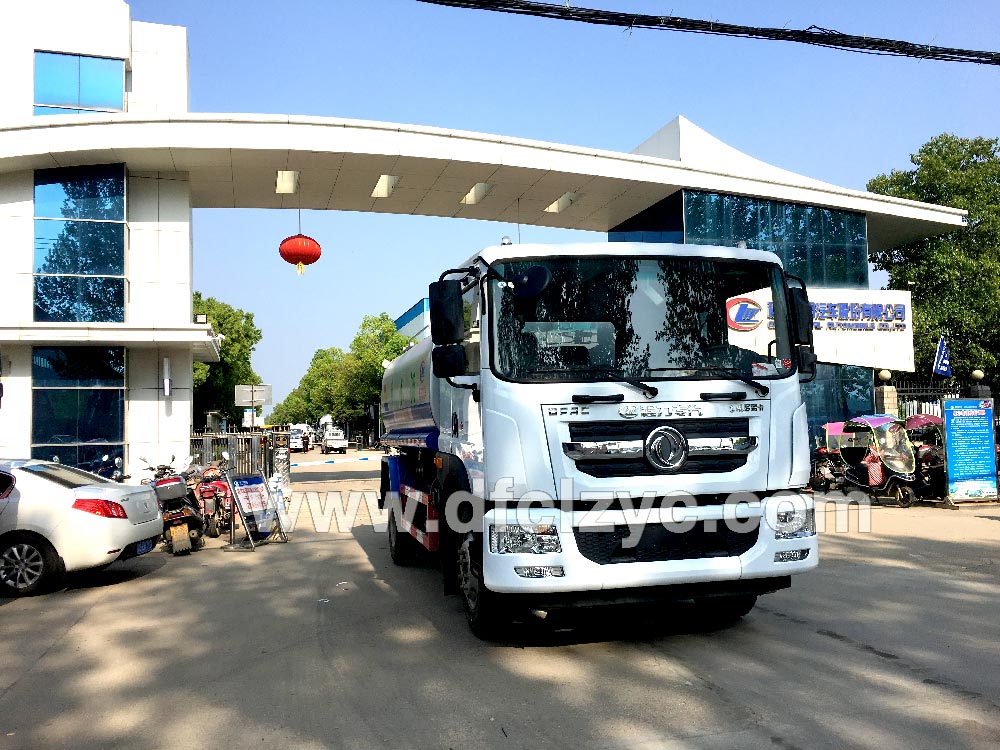 湖北程力集团生产的东风D9洒水车