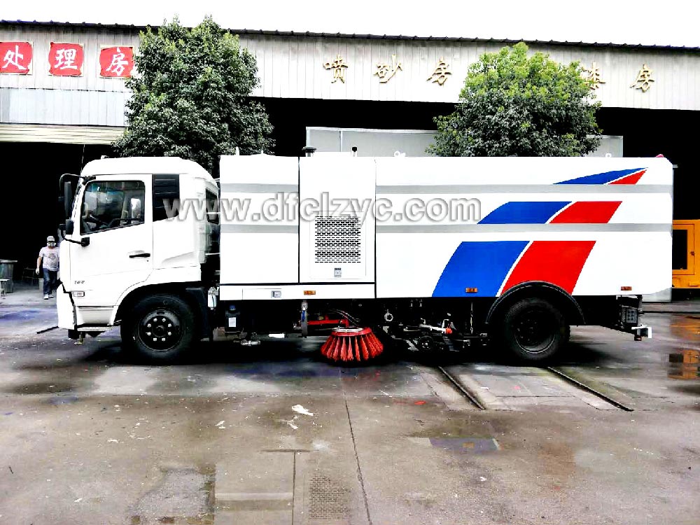 上图为湖北程力集团生产的东风天锦洗扫车
