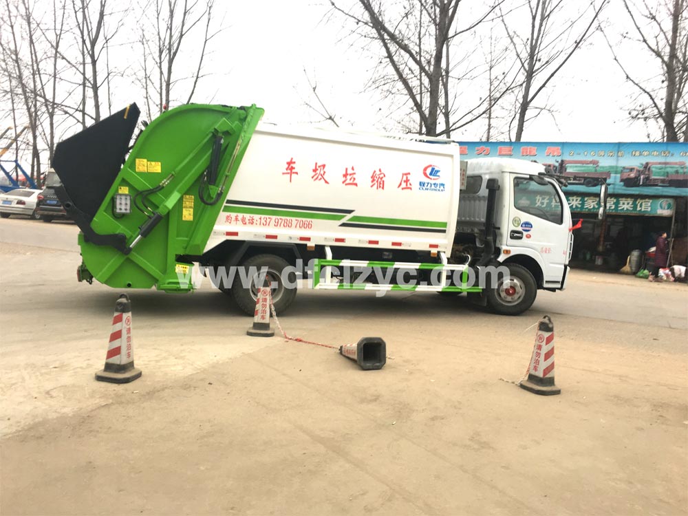 湖北程力东风多利卡压缩垃圾车