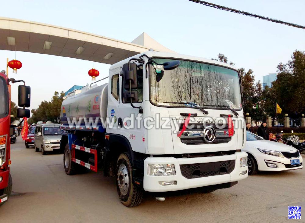 湖北程力生产的22吨东风D9洒水车