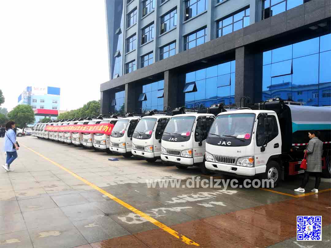 上图为湖北程力集团120台江淮自装卸式垃圾车整装待发