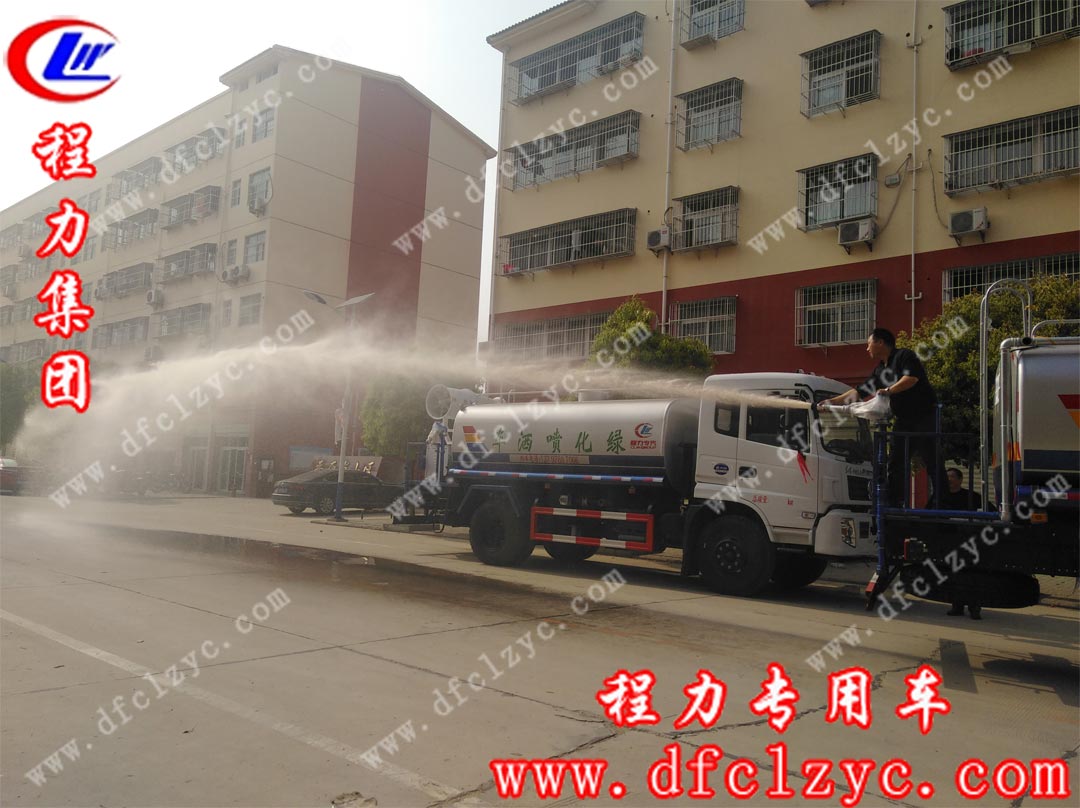 上图为湖北程力东风专底12方洒水车正在调试