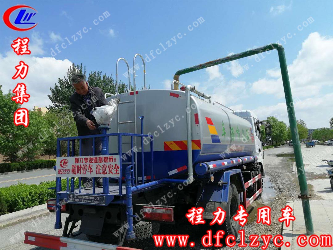 上图为客户正在试车