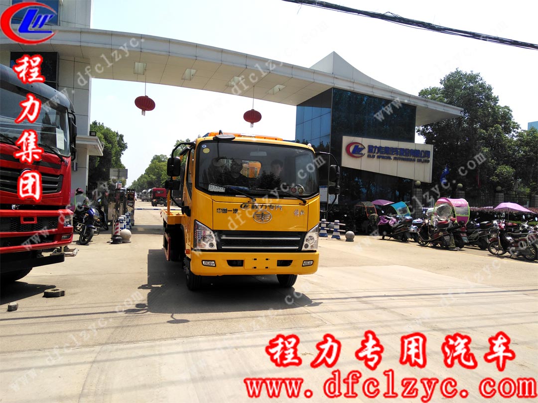 上图为湖北程力解放虎V蓝牌清障车