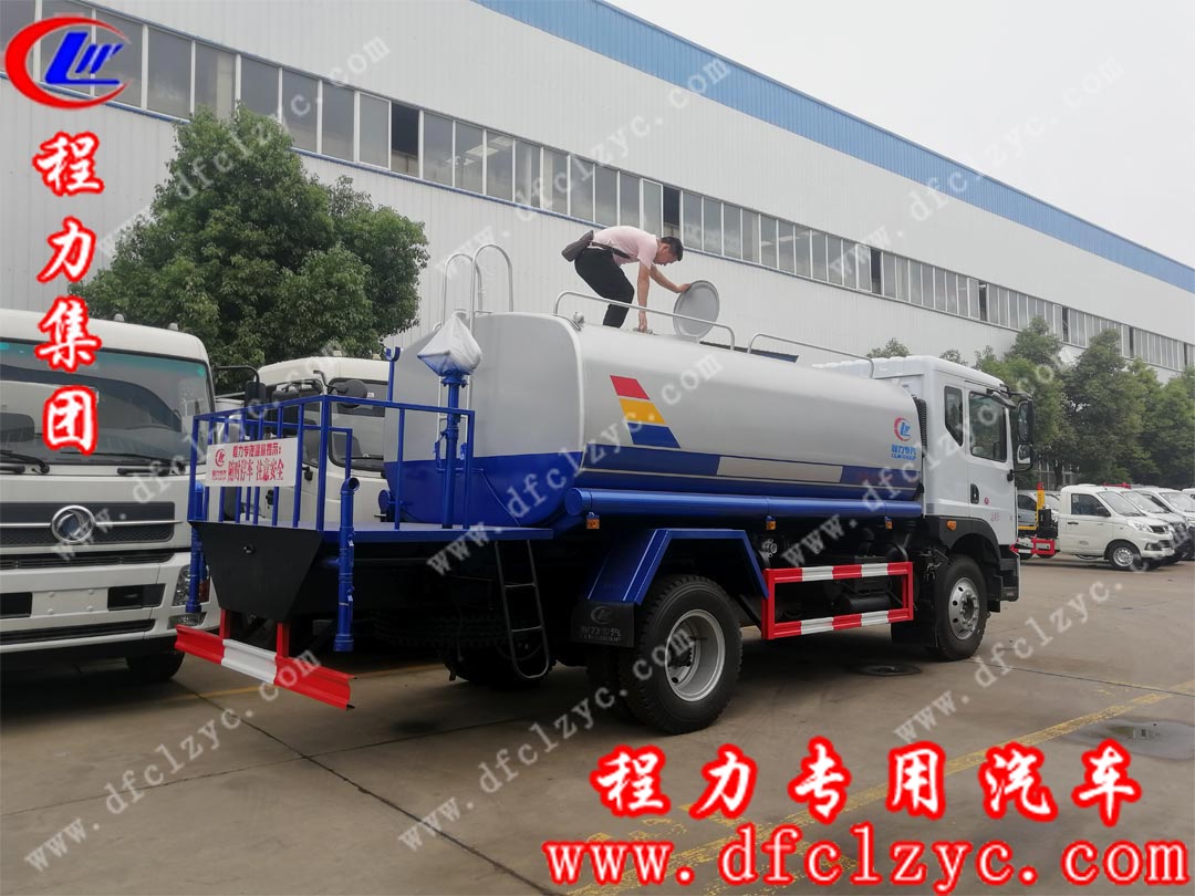 东风D9洒水车