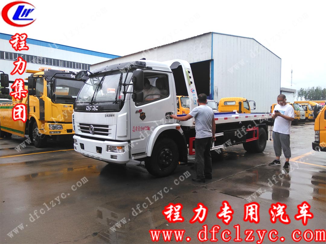 程力集团技术人员正在为客户调试东风多利卡D8一拖二清障车