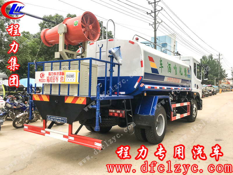 程力专用汽车股份有限公司东风D9喷雾车途经此地