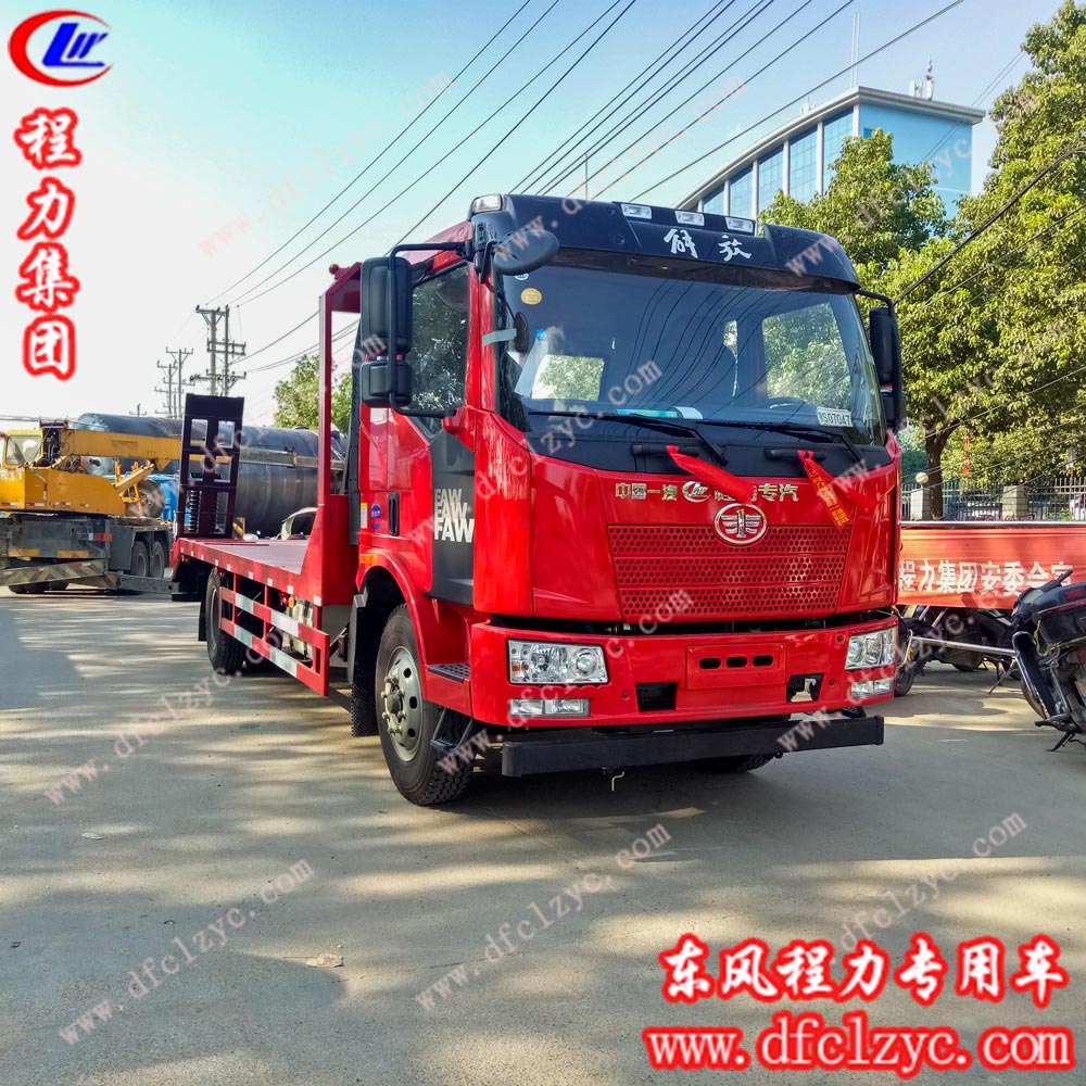 湖北程力集团生产的解放J6平板运输车