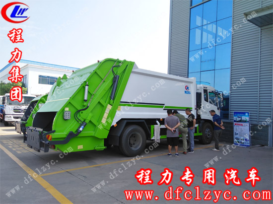 李总一行人在程力集团压缩垃圾车车间试车中