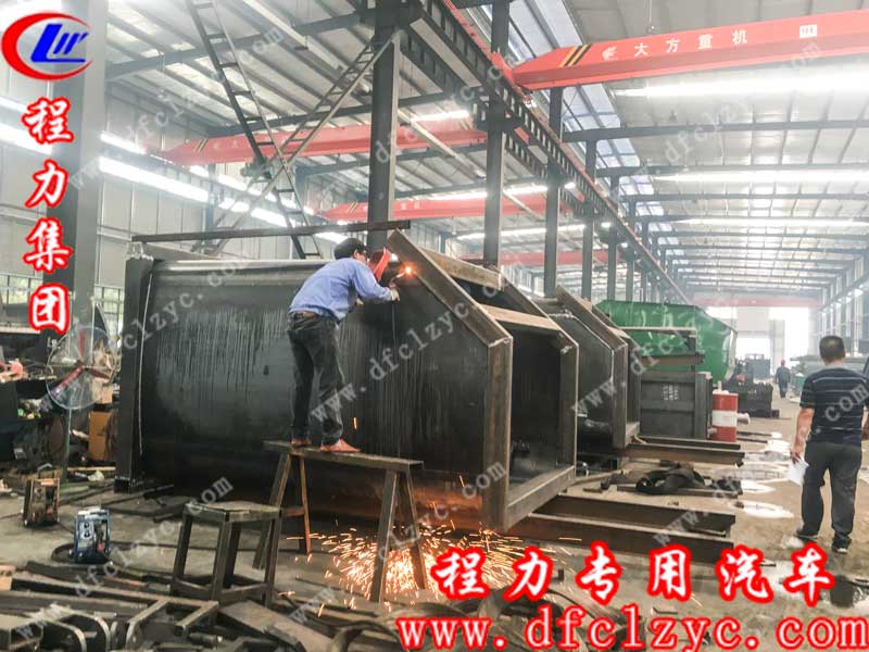 湖北程力集团勾臂垃圾车间一线工作生产图