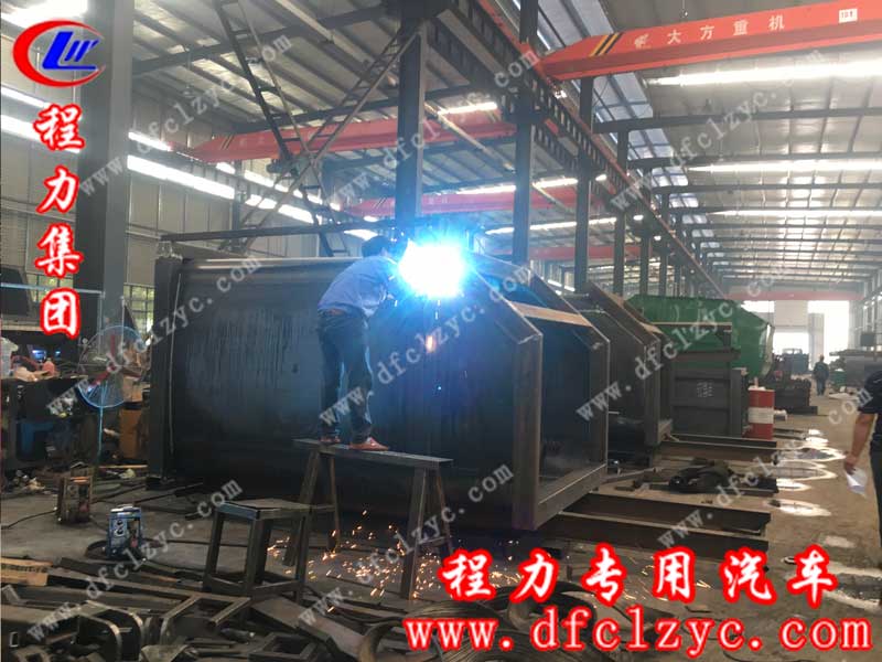 湖北程力集团工人正在赶制联体压缩垃圾站