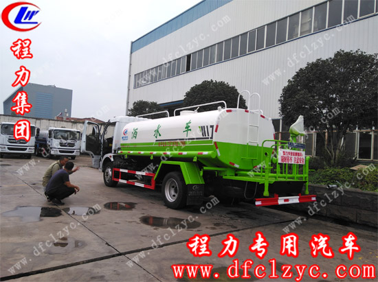 程力洒水车技术人员为提车师傅讲解洒水车的使用流程